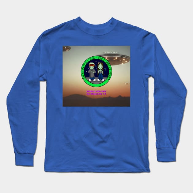 Cool Alien Couple Visiting for World UFO Day Long Sleeve T-Shirt by alienencounter